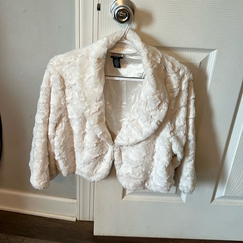 Half jacket with three-quarter sleeves. Silky interior very soft,fluffy exterior